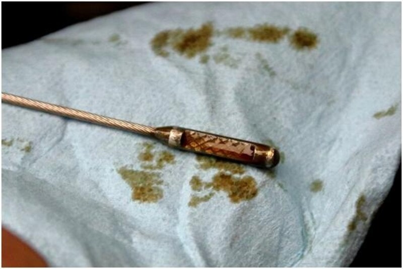 オイルレベルゲージの写真。先端にオイルが付着したので量は適量です。汚れが若干気になります