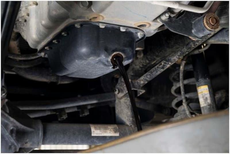 オイルパンから油を抜いているところ