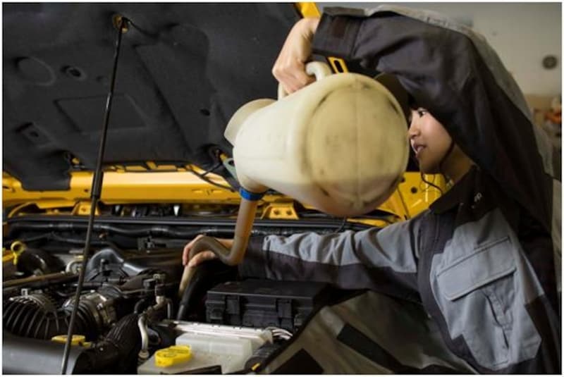 エンジンオイル注入中