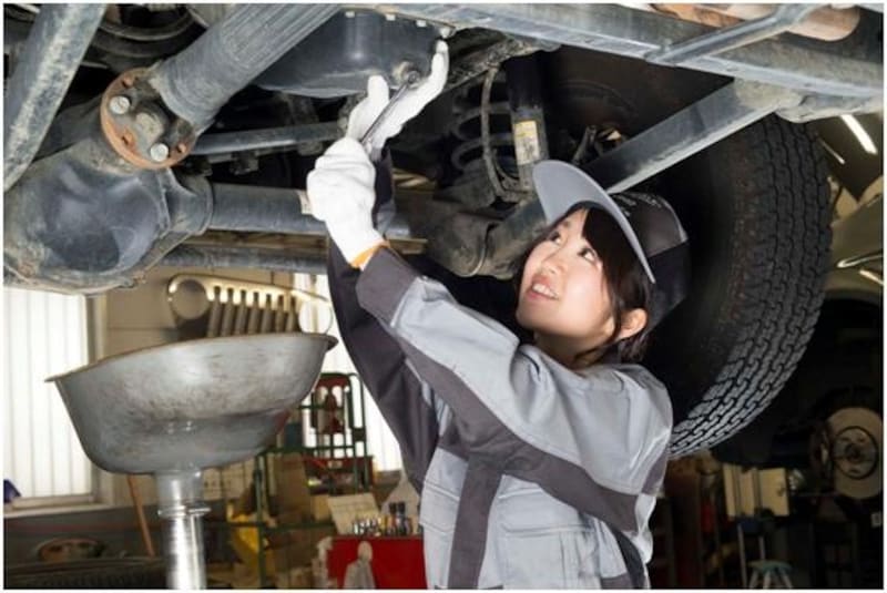 撮影のために車を持ち上げていますが、持ち上げなくても簡単に可能です