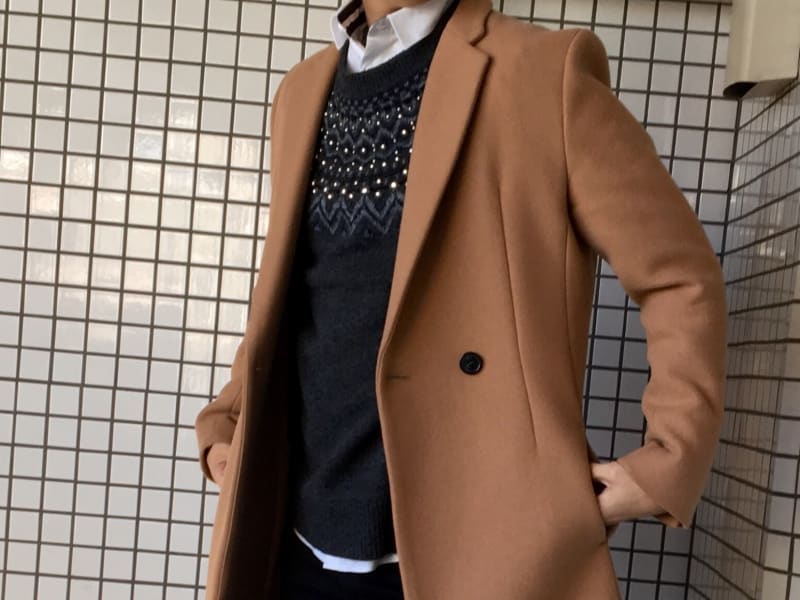 暖色系の明るい色キャメル・ベージュ系であれば、明るくても温かみがある印象になります。特に、ウール・カシミアなど秋冬の天然素材をベースにしたデザインに合います。