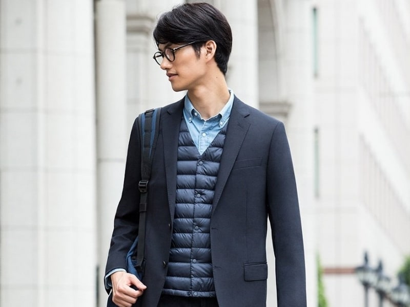 ダークカラーのコートに合わせるならばインナーダウンなど着こなしで差別化する。画像はジャケットに合わせていますが、チェスターコートに合わせることでより映えます。