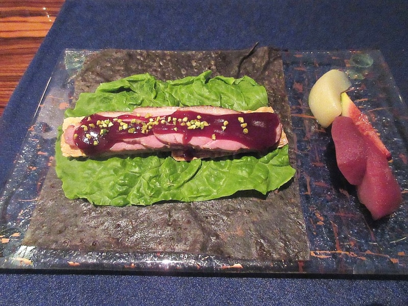 チャイナブルー 鴨肉と湯葉、パインの自家製クレープ包み