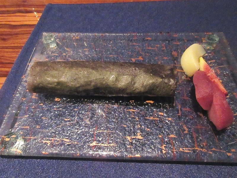 チャイナブルー 鴨肉と湯葉、パインの自家製クレープ包み