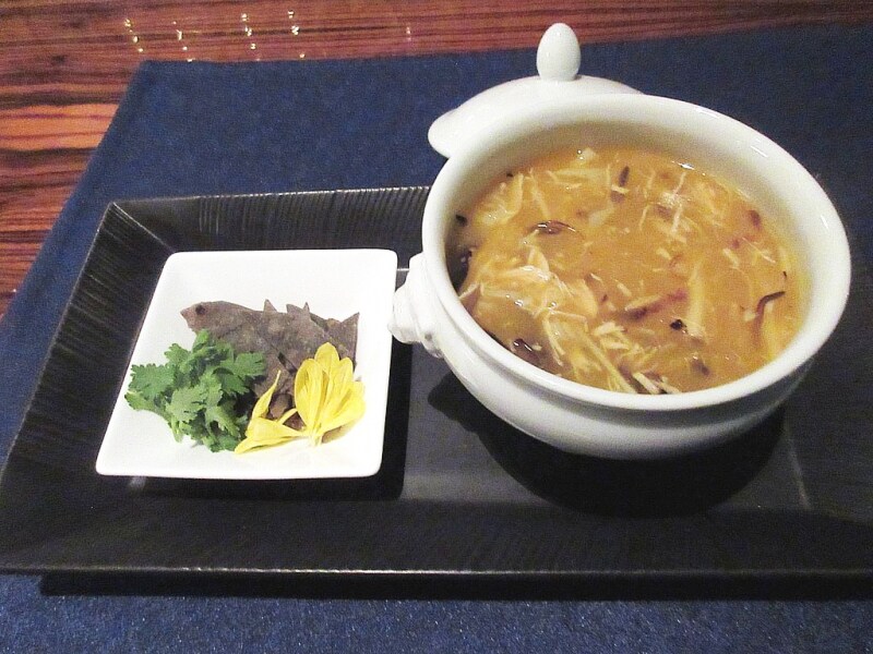 チャイナブルー 烏骨鶏とナマコ、浮き袋のとろみスープ