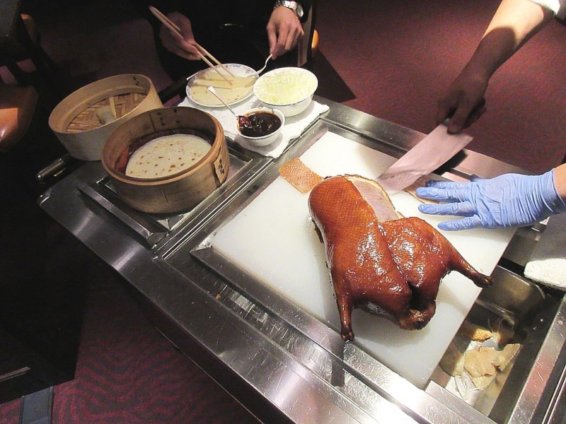 桃花林 北京ダック ※青い手袋をしているのは衛生面や異物混入への配慮