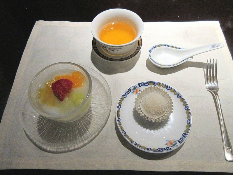 桃花林 フレッシュフルーツ入り杏仁豆腐、カスタード入り白玉団子