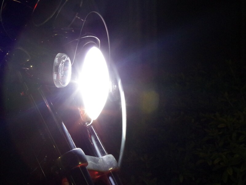 HIDやLEDは非常に明るいが周りのドライバーにとっても眩しいかも