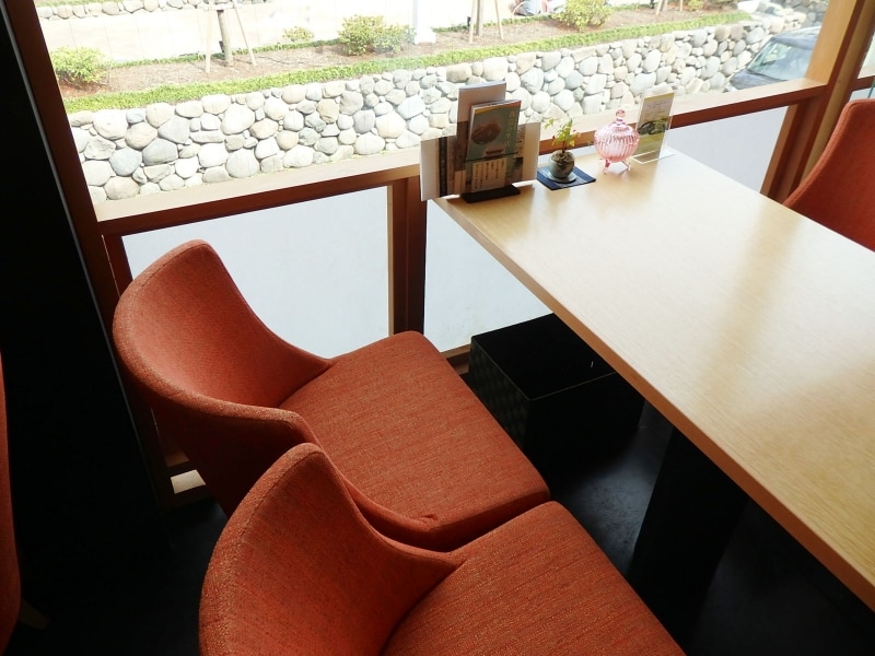 窓から若宮大路・段葛の緑が望めます