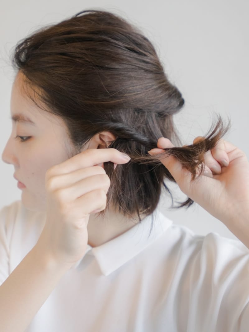 【C】の毛束を足してねじる