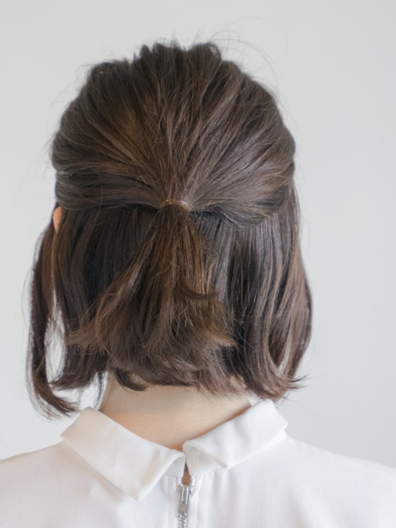 髪色に近いゴムで結ぶ