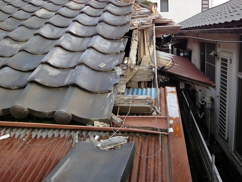 破損が進んだ空き家の屋根