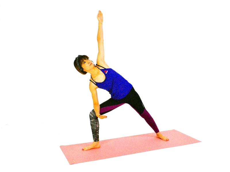 ウッティタ・パールシュヴァコナーサナ3undefined膝は深く曲げた状態、後ろ足は伸ばした状態をキープさせ、土台を安定させましょう