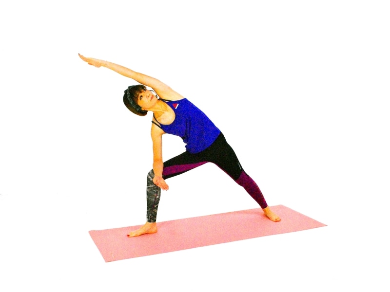 ウッティタ・パールシュヴァコナーサナ4undefined左手は腰のあたりから伸びるイメージで、気持ちよく左脇腹を伸ばしましょう。