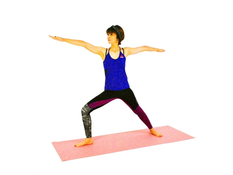 シャンティ・ヴィラバドラーサナ2undefined右かかとの上に膝がくるように、膝の向きに注意。肩が上がり過ぎないように注意。