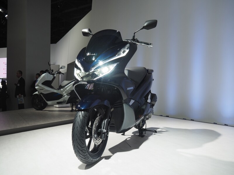 PCX HYBRID。現行PCXとは顔つきが異なる
