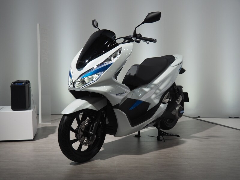 PCXundefinedELECTRIC。リア周りがハイブリッドと異なる