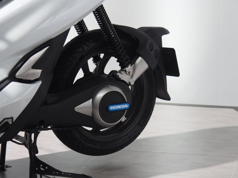 PCXundefinedELECTRIC。サスペンションやナンバーの付き方などリア周りはごっそり違う