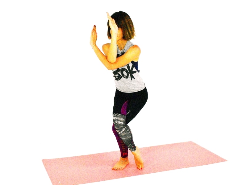 ガルーダーサナ3undefinedひじを重ね、腕を絡めます