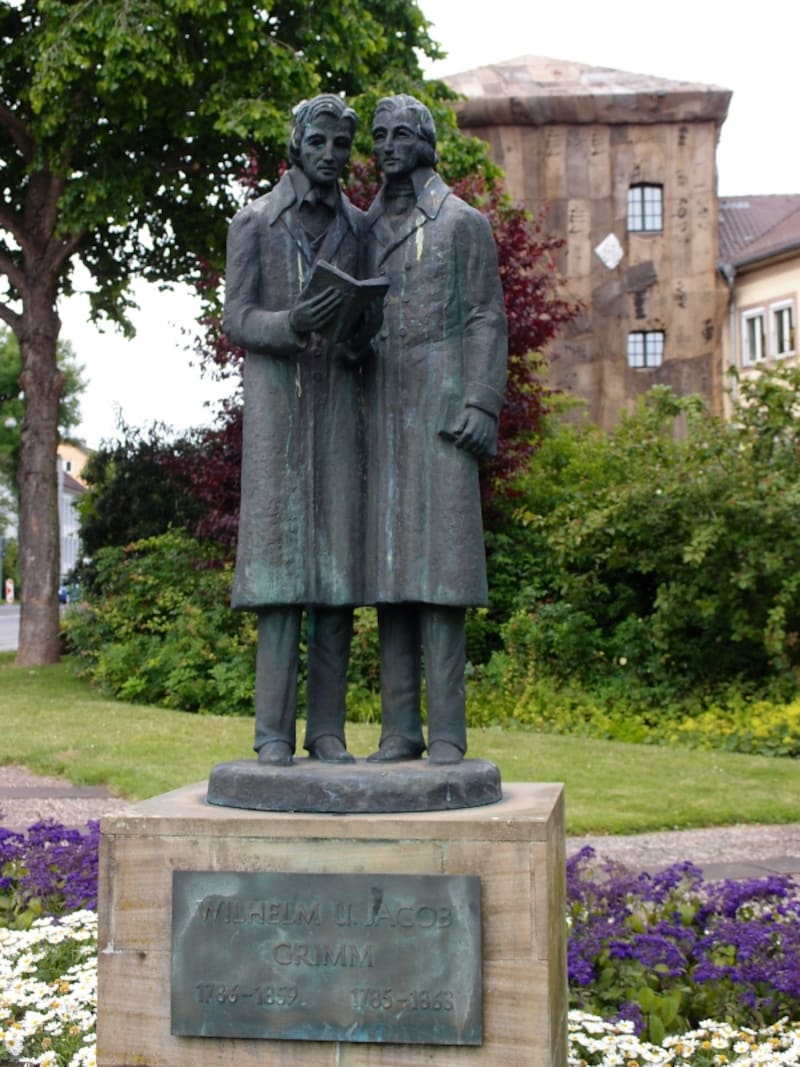 グリム兄弟像