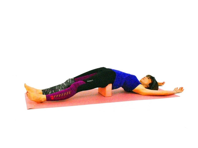 リストラクティブ3（セツバンダーサナ）両手足を伸ばし、リラックス