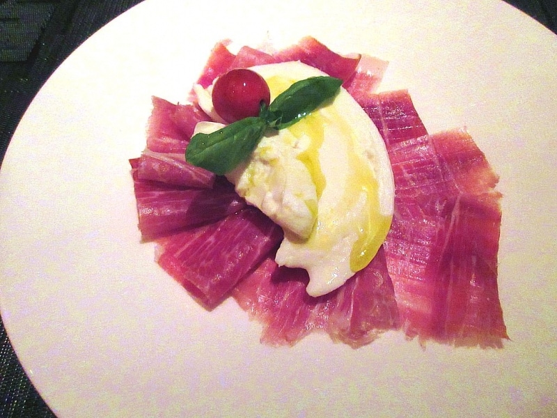 24か月熟成パルマハム（140g）と水牛のプレミアムフレッシュチーズ 「トレッチョーネ」（100g）