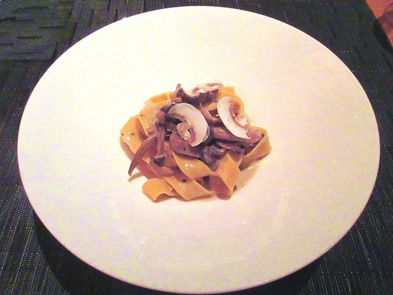 自家製パッパルデッレパスタ マッシュルームソース