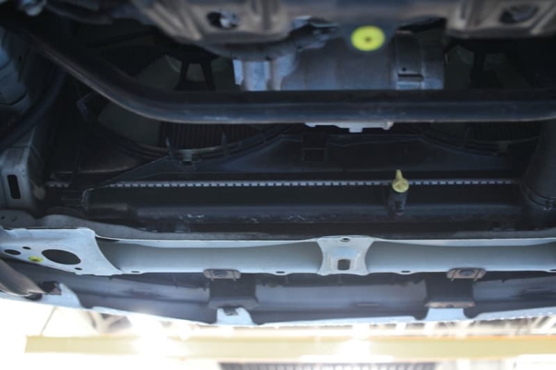 フロント部分を車の裏側から撮影