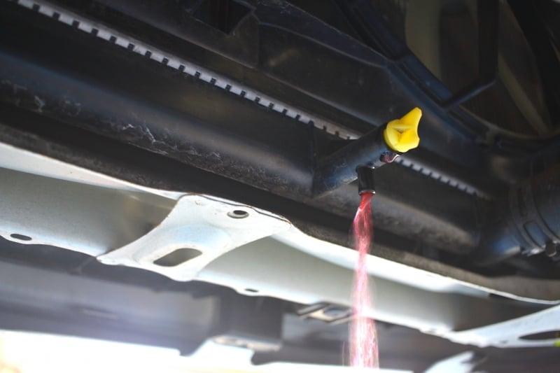 プラグを緩めると、勢いよくクーラント液が出てきます