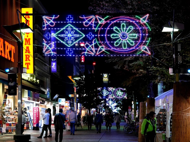 毎年カラフルなアーチ型イルミネーションが点灯する、イセザキ・モール（2017年10月31日撮影）
