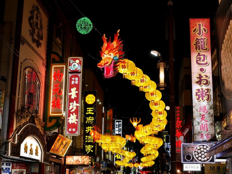 春節までの期間点灯する「春節燈花」。中華街大通りには、全長約80mの龍のランタン「百節龍」が初めて登場（2017年11月5日撮影）