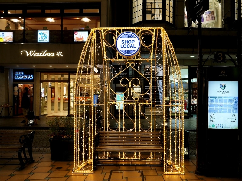 元町ショッピングストリートのベンチにもイルミネーションが。背側のマーク（この画像はスペード）が各スポットで異なっているそう（2017年11月5日撮影）