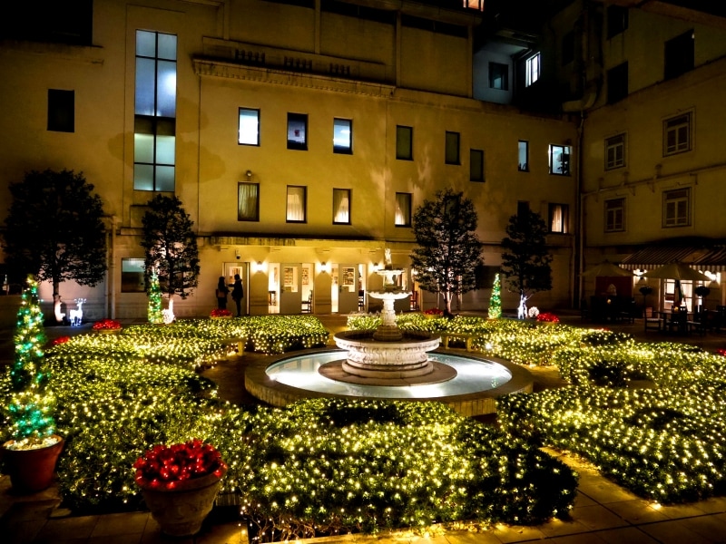 本館パティオ（中庭）のイルミネーション。今にも走り出しそうなトナカイの姿もあり、おどぎの国のような空間が広がります（2017年11月5日撮影）