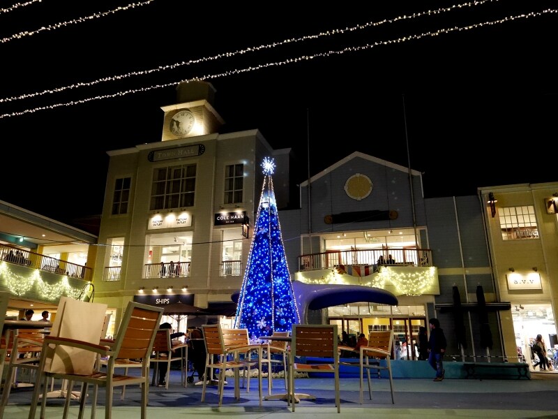 くじらの噴水前広場では、雪の結晶やリースなどのムービングライトが大きなツリーを照らします（2017年11月5日撮影）