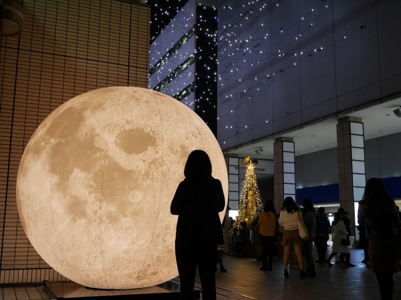 巨大な月のオブジェも設置され、フォトジェニックな写真を撮ることができます（2017年11月6日撮影）