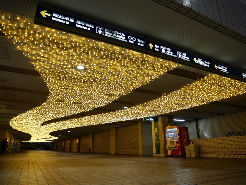 星降るテラスと並行する通路には天の川をイメージしたイルミネーションも（2017年11月7日撮影）