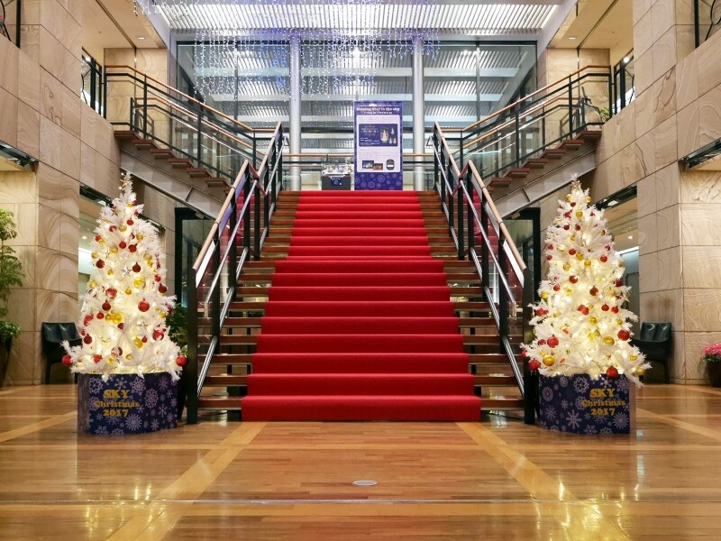 28階の階段にもツリーとアンティークオルゴールの展示が行われています（2017年11月6日撮影）