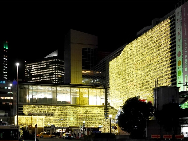 横浜タカシマヤ壁面と相鉄ジョイナス壁面には「光のカーテン」が。音楽に合わせて点滅する時間も（2017年11月15日撮影）