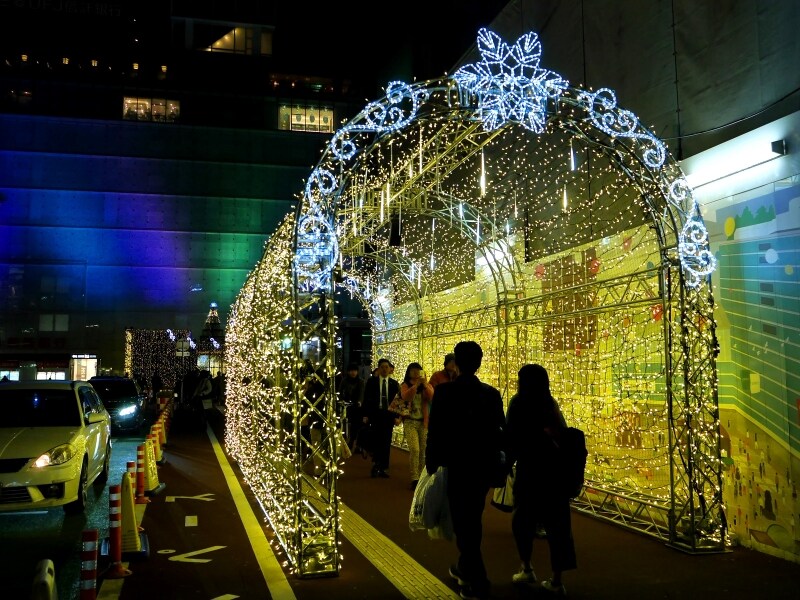 横浜駅西口駅前歩道のイルミネーション「光のアーチ」（2017年11月15日撮影）