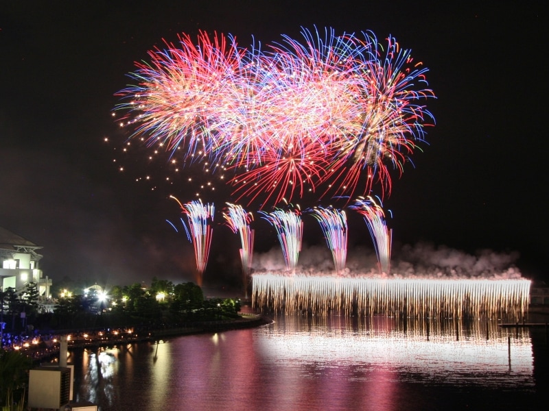 冬の夜空を彩る「クリスマス花火シンフォニア」は12月23日、24日20:00から（画像提供：横浜・八景島シーパラダイス）