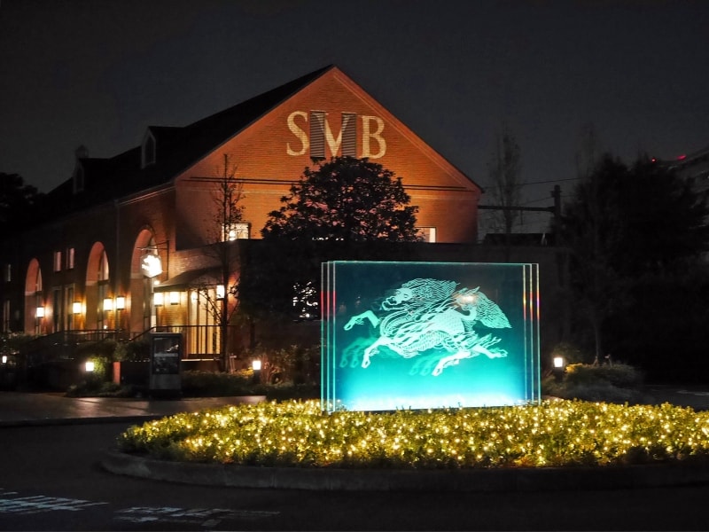 キリンビール 横浜工場に設置された「シンボル・イルミネーション・サイン」（2017年11月15日撮影）