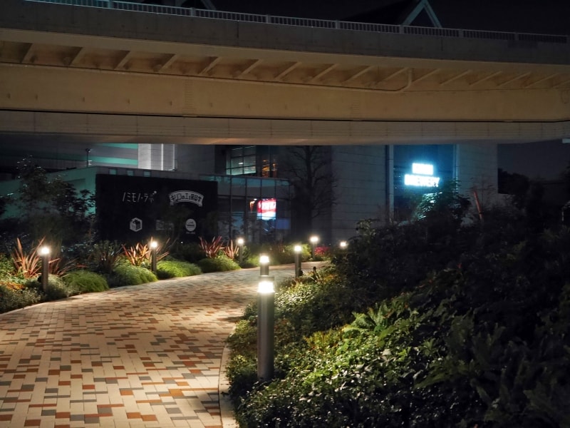 横浜北線および岸谷生麦線の高架下には、生麦駅前から約500ｍに渡るグリーンロードが整備され、工場公開緑地へつながっています。キリンが維持管理を担当（2017年11月15日撮影）