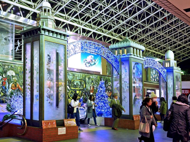 ウェルカムアートゲート「PORTA横濱三塔物語」周辺にブルーとシルバーのウインターイルミネーションが点灯（2017年11月17日撮影）