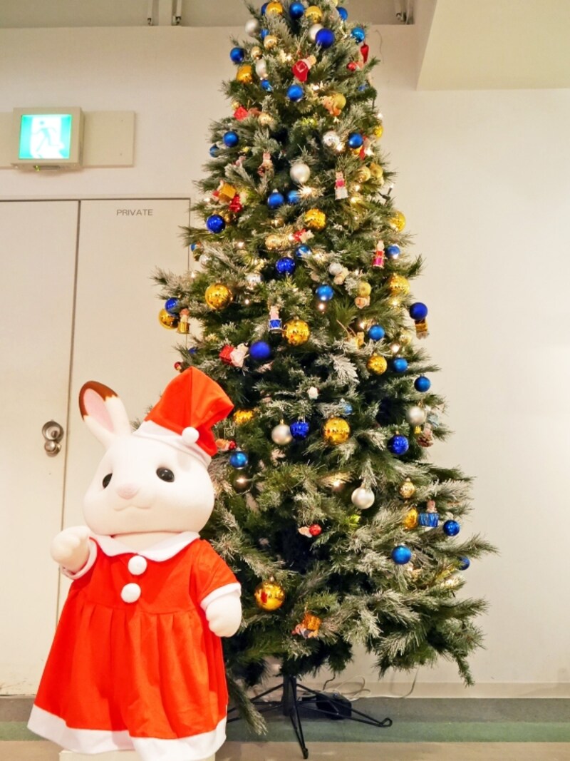 「シルバニアファミリー」のオーナメントが飾られた2m超のツリーが横浜人形の家に登場。ツリー展示は12月24日(日)まで（2017年11月20日撮影）