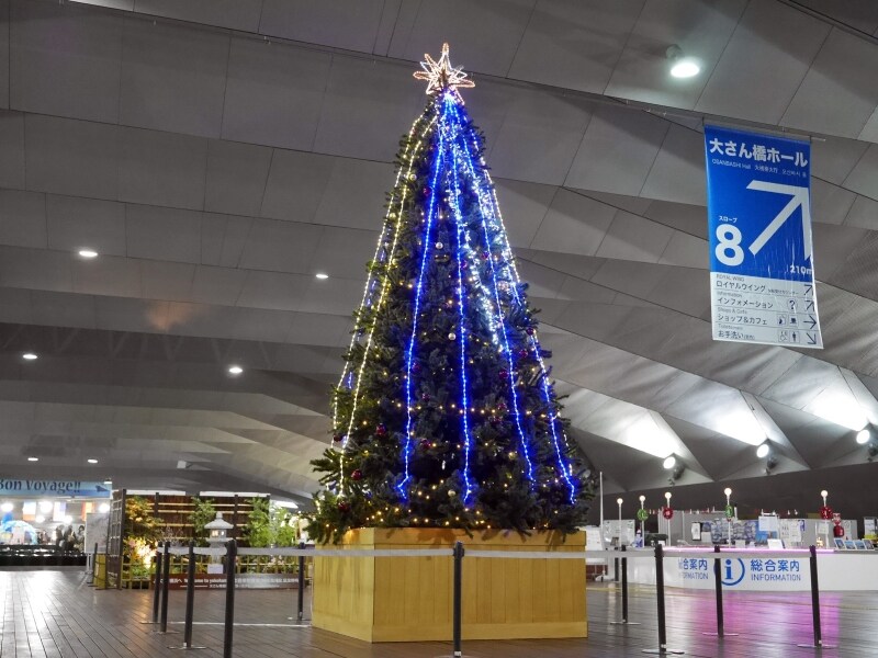 2階ロビーに設置された約7mのツリー。後ろには日本情緒が感じられるミニ日本庭園も（2017年12月1日撮影）