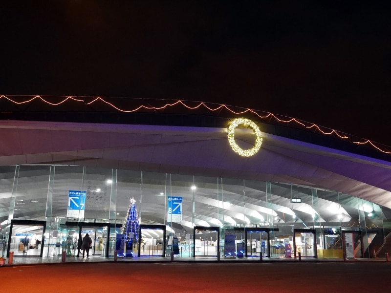 大さん橋の正面入り口に取り付けられたリース（2017年12月1日撮影）