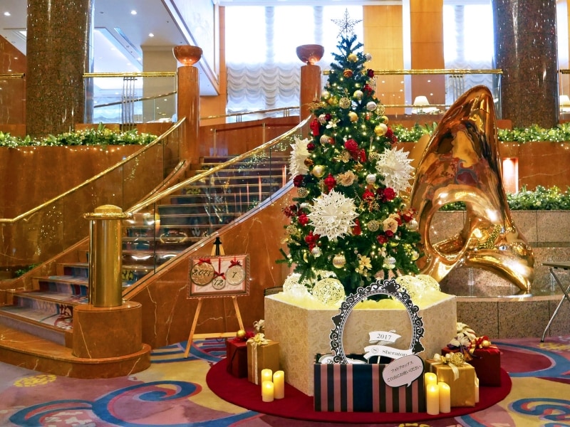 2017年は一緒に撮影できるサイズのツリーがロビーに登場。フォトプロップスも用意されています（2017年12月1日撮影）