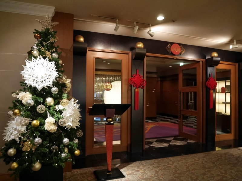 3階中国料理「彩龍」入口に飾られているツリー（2017年12月1日撮影）