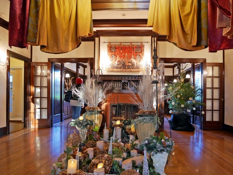 山手111番館の2017年のテーマ国は「フランス」。北西部にあるノルマンディ地方のクリスマスをイメージしたディスプレイ（2017年12月5日撮影）