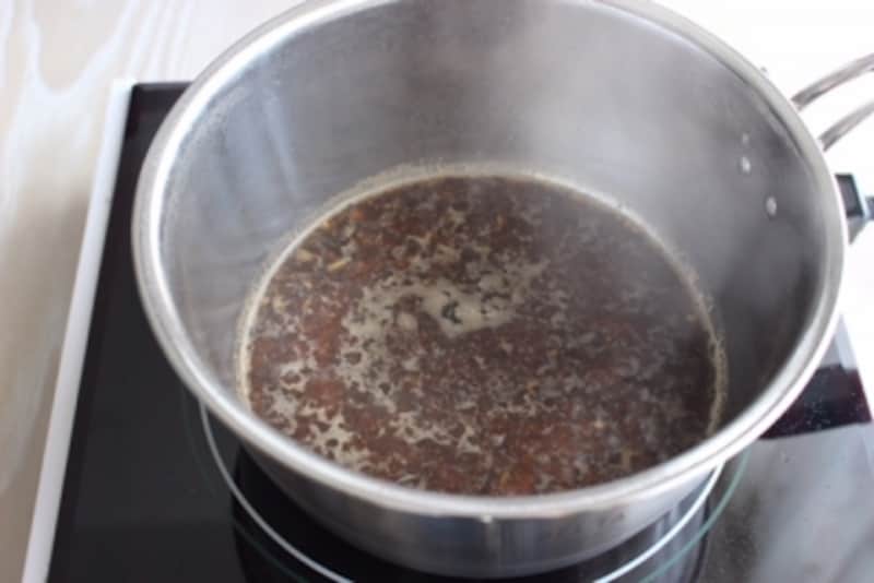 紅茶の茶葉を加えるのは、スパイスの風味をしっかり引き出してから